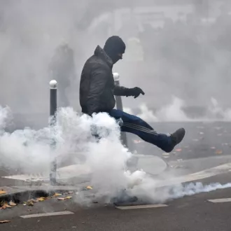 Scène de violence lors d'une manifestation de "Gilets jaunes" à Paris, le 20/11/2021 ©Alain JOCARD / AFP