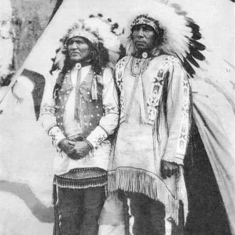 Joshua Spotted Owl et Charly Little Boy posant devant un des tipis du village indien de Bruxelles en 1935 Collection François Chladiuk / Droits réservés ©musée des Confluences