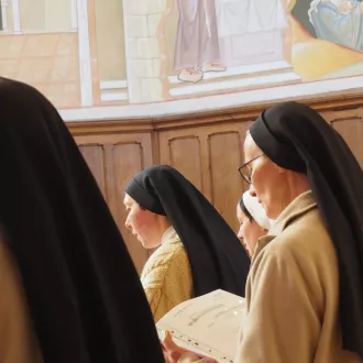 Clarisses de Poligny priant dans la chapelle / Amélie Gazeau /RCF