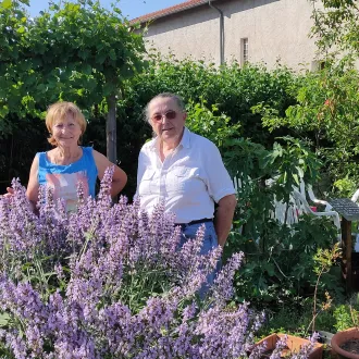 Gisèle et Michèle au milieu des sauges en fleur dans le jardin de l'An mil