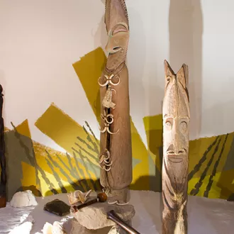 Quelques objets présents dans les villages des îles océaniennes © DR La Neylière