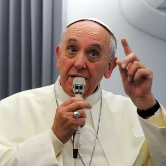 " Si une personne est gay et cherche le Seigneur avec bonne volonté, qui suis-je pour la juger ?", a dit le pape François au retour des JMJ de Rio, en juillet 2013 ©Alessia GIULIANI/CPP/CIRIC
