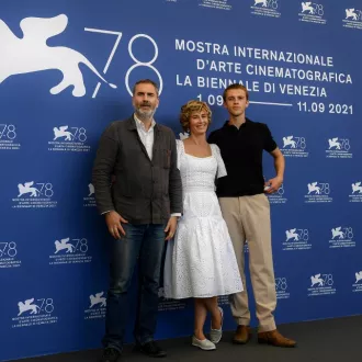 Xavier Giannoli, Cécile de France et Benjamin Voisin à la Mostra de Venise, le 05/09/2021 ©Filippo MONTEFORTE / AFP
