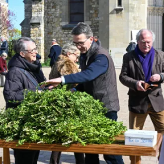 Distribution de rameaux devant l'église Saint-Antoine de Padoue du Chesnay, le 10/04/2022©Henrique Campos / Hans Lucas