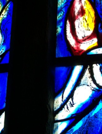 Wikimédia commons - Vitrail de Chagall dans l'église de Tudeley (Kent, Angleterre)