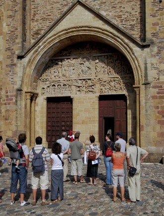 Visiteurs devant l'abbatiale de Conques, dans l'Aveyron ©Luc OLIVIER/CIRIC