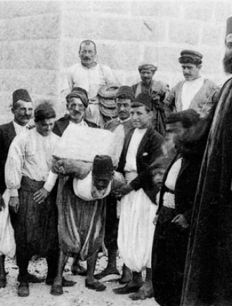Des maronites construisant une église dans la région du Mont Liban en 1920 / Wikimedia Commons