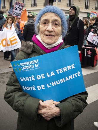 Des membres du Mouvement Laudato Si' présents à la marche pour le climat, le 12 mars 2022 à Paris. © Corinne Simon/Hans Lucas