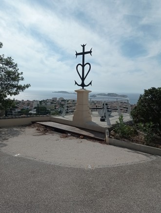 stèle dédiée aux disparus en mer à Notre Dame de la Garde ©Dialogue RCF