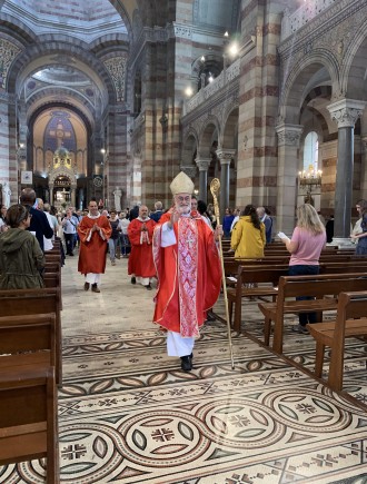 Le cardinal Romero a la sortie de la messe à la cathédrale de la Major à Marseille le 21 septembre 2023 ©Etienne Pépin