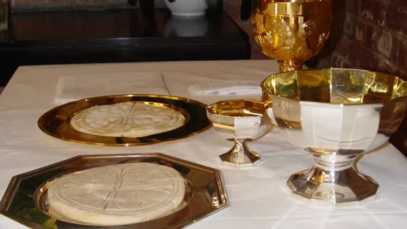 Wikipedia- Patènes avec le pain, calice et ciboire sur l'autel.
