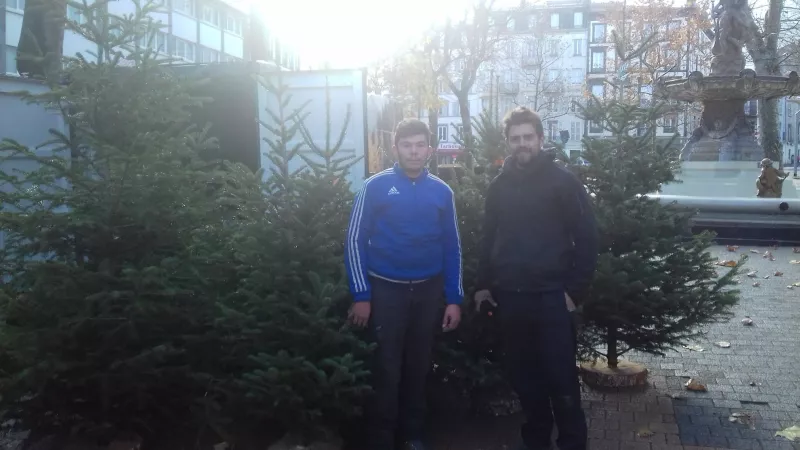 2020 - RCF Puy-de-Dôme - Anthony (à droite) et son collègue apprenti vendent les sapins de Dubost Forêt sur la place Delille de Clermont