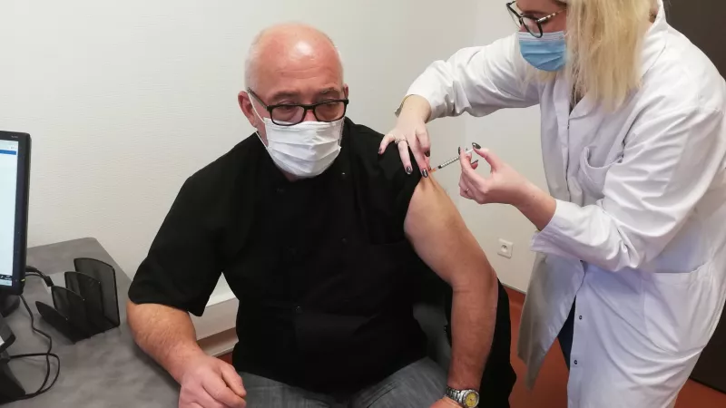 RCF - Hugo Sastre - Un professionnel de santé vacciné dans l'Indre mi-janvier.