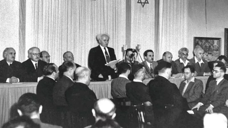 Wikimédia Commons - Lecture de la déclaration d'indépendance par David Ben Gourion, sous le portrait de Theodor Herzl, le 14 mai 1948