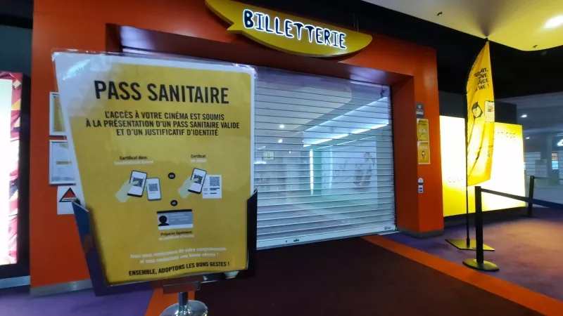Les nouvelles règles pour se rendre dans les salles obscures affichées à l'entrée d'un cinéma de Nice - Photo RCF