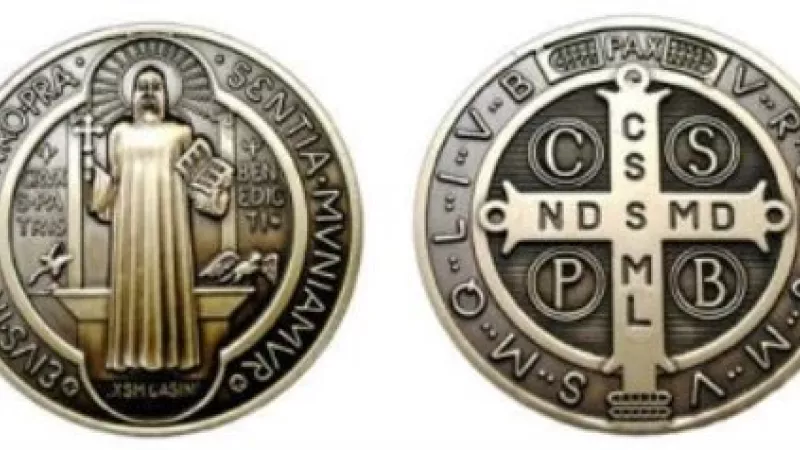 2019 - aleteia.org - la médaille de saint Benoît de Nursie