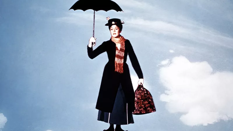 Julie Andrews et son parapluie dans le ciel de Londres. Crédit Edward Colman Disney