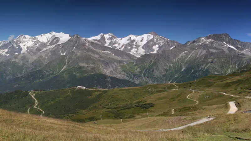 Wikimédia Commons - Panorama sur le massif du Mont Blanc, vu du Col du Joly