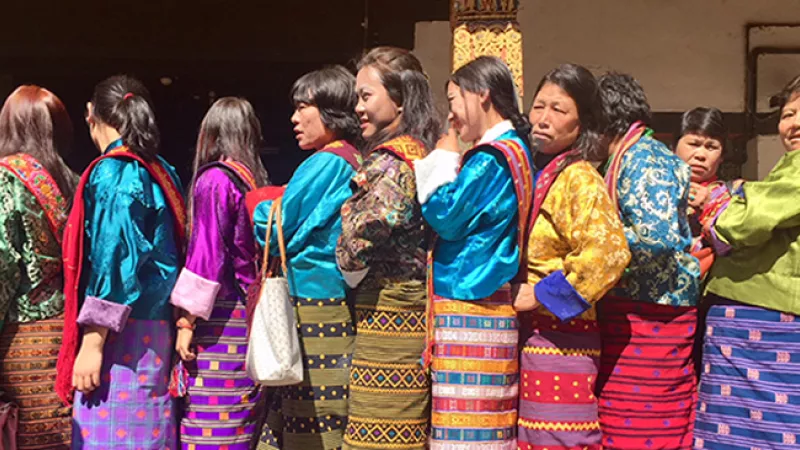 Thierry Lyonnet / RCF - Femmes en vêtements traditionnels bhoutanais