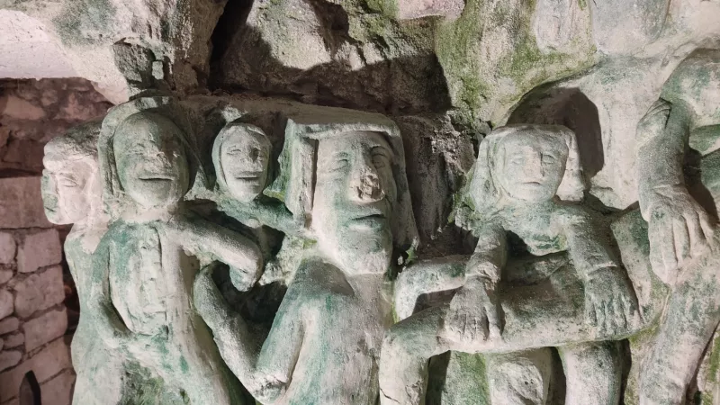 2021 RCF Anjou - Dans la cave aux sculptures de Dénezé-sous-Doué, les visages sont en train de disparaître peu à peu, victimes de l'humidité qui ronge le tuffeau.