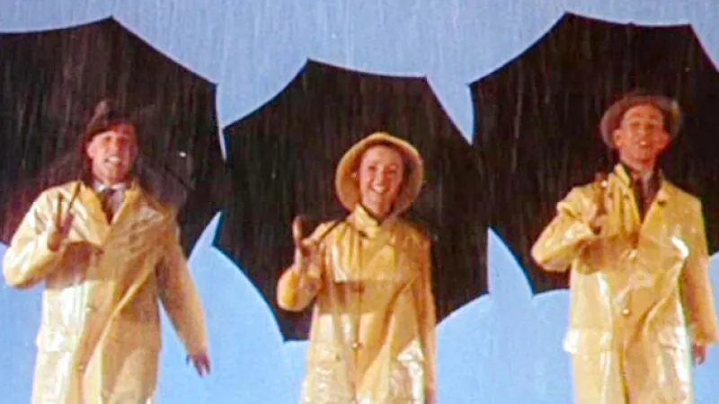 Wikimédia Commons - "Chantons sous la pluie", de gauche à droite, Gene Kelly, Debbie Reynolds et Donald O'Connor.