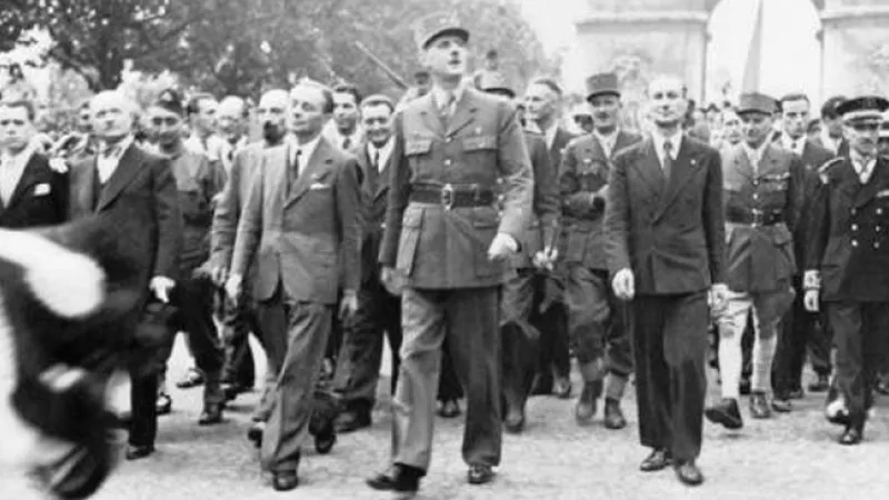 Wikimédia Commons - Charles de Gaulle défilant sur les Champs-Élysées après la libération de Paris en août 1944