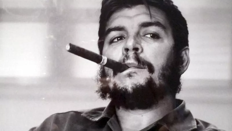 Wikimedia Commons - Che Guevara (La Havane, Cuba, 1963) un grand fumeur de cigares qui a pourtant souffert d'un asthme prononcé toute sa vie