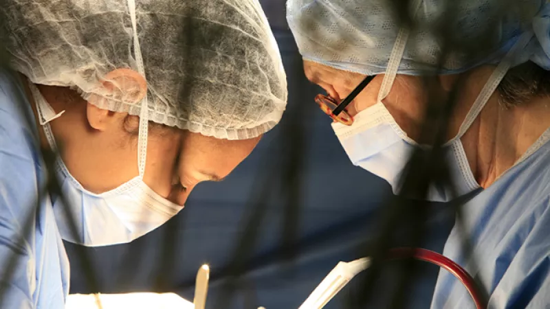 Mécénat Chirurgie Cardiaque - Des chirurgiens opèrent à cœur ouvert