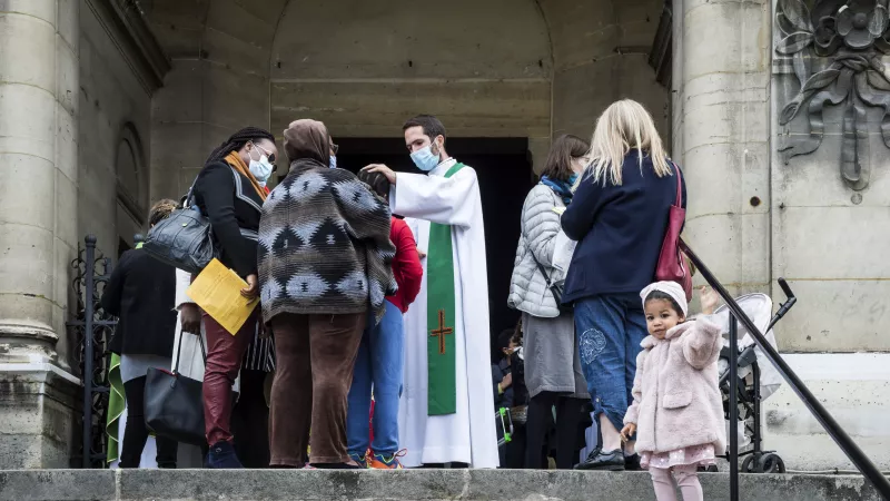 4 octobre 2020 : A l'issue de la messe, un prêtre bénit une enfant. Paroisse de Notre-Dame de la Gare à Paris. Paris (75), France. / © Corinne SIMON/CIRIC