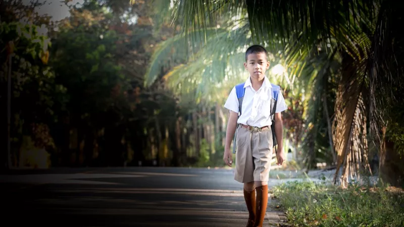 Un enfant sur le chemin de l'école