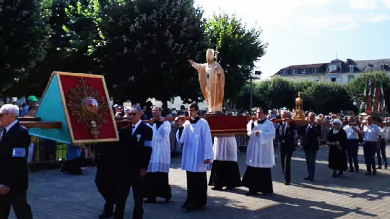 Numa Chassot / RCF - 26 juillet 2018 : La statue de Jean Paul II portée en procession lors du Grand pardon de Sainte-Anne d'Auray (Morbihan)