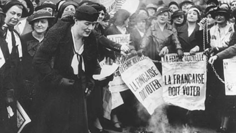 wikimédia commons - Louise Weiss (premier plan) et ses suffragettes