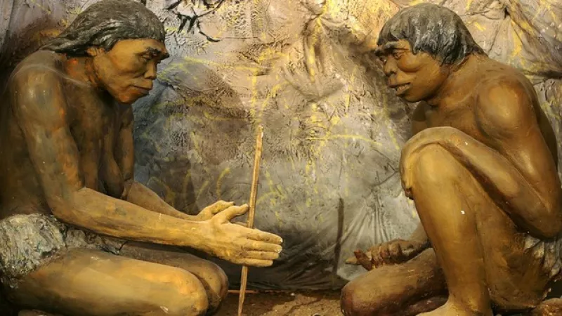 Wikimédia Commons - Production du feu par Homo erectus (diorama du musée national de Montgolie)