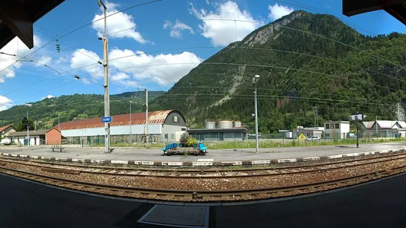 Par Pascal Vuylsteker [CC BY-SA 2.0 (http://creativecommons.org/licenses/by-sa/2.0)], via Wikimedia Commons - La gare de Cluses en Haute-Savoie