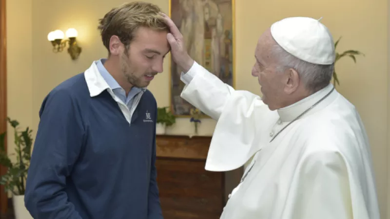Paul Bablot rencontrant le pape François lors de son périple à vélo 