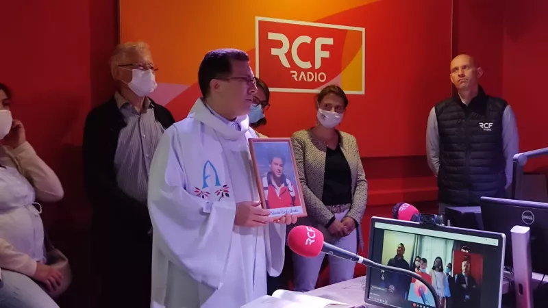 2021 RCF Anjou- Le Père Matthieu Lefrançois lors de la bénédiction du studio Carlo Acutis à Cholet 