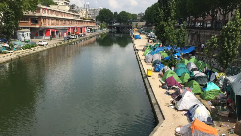 Le campement du quai de Jemmapes à Paris, le long du canal Saint-Martin. Damien Leboulanger/RCF