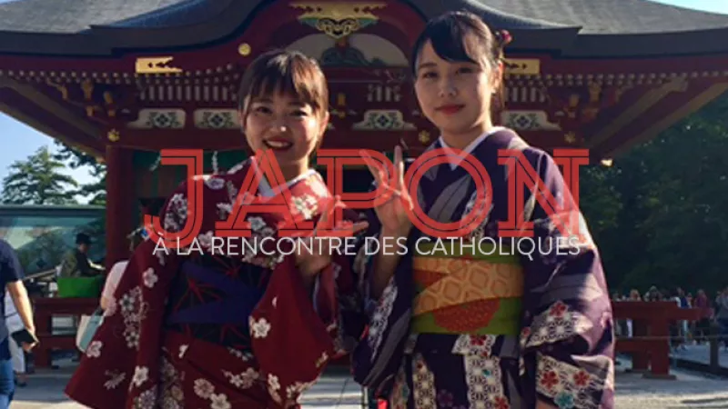 Thierry Lyonnet / RCF - Deux jeunes japonaises devant un temple shintō, Hokk, Japon