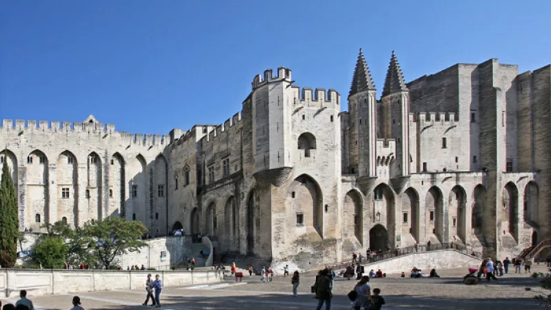 Wikimédia Commons - Lieu "construit" par les discours, le Palais des Papes d'Avignon, devenu un haut lieu de l'histoire de France, dont l'histoire associée à celle de la papauté n'a pas grand chose à voir avec celle de la France