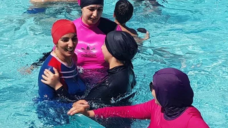 Dimanche, des femmes vêtues de burkini se sont baignées dans une piscine de Grenoble. - Isabelle Calendre / MAXPPP 