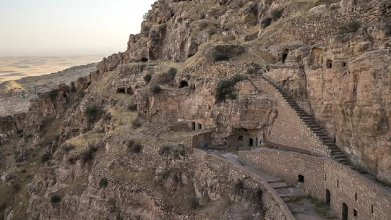 Pascal Maguesyan / MESOPOTAMIA - ​"La montagne à laquelle est adossée le monastère est littéralement couverte de cellules taillées dans le roc"