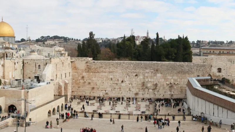 Wikimédia Commons - Panorama du Mur des Lamentations surmonté du mont du Temple avec le dôme du Rocher (à gauche) et la mosquée al-Aqsa (à droite).