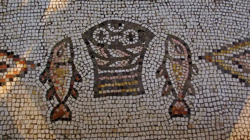 Wikimédia Commons - Détail de la mosaïque de la multiplication des pains et des poissons, dans l'église de la Multiplication, Tabgha
