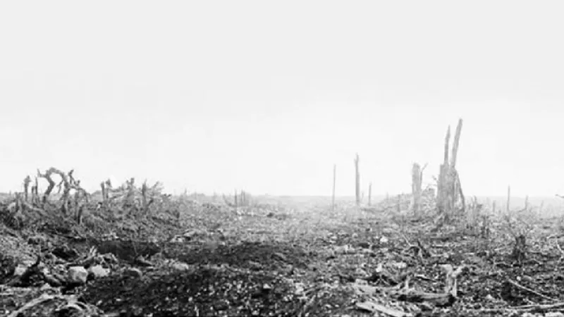 La route de Bapaume à Pozières après la bataille de la Somme, le 20 septembre 1916 ©Wikimédia commons