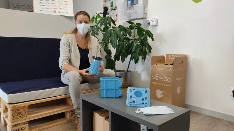 2021 RCF Anjou - "Les masques seront transformés en billes plastique pour l'industrie, et seront broyés pour rembourrer les coussins de notre nouvelle ligne de mobilier", explique Valérie Delesalle, cofondatrice de l'entreprise Versoo.