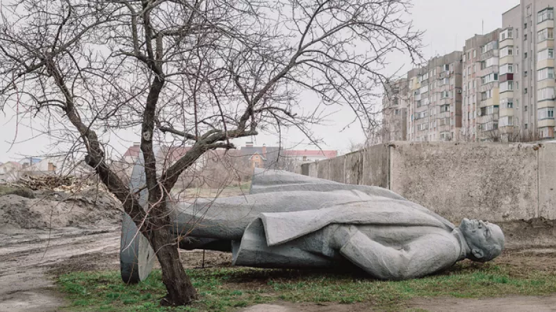 Niels Ackermann/Lundi 13 / Centre Sèvres - 2016: Statue de Lénine déboulonnée, Kremenchuk (Ukraine)