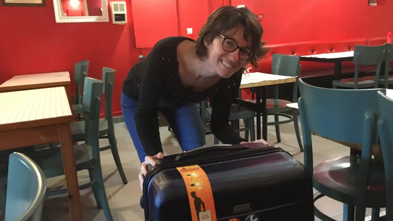 Roxanne Verron stocke ses valise dans l'attente des dons de fourniture
