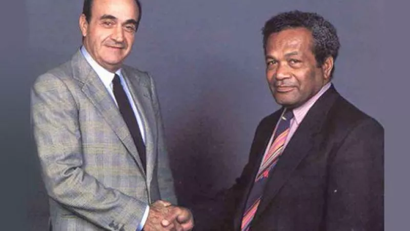 Wikimedia commons - 26 juin 1988, Jacques Lafleur et Jean-Marie Tjibaou signent les Accords de Matignon