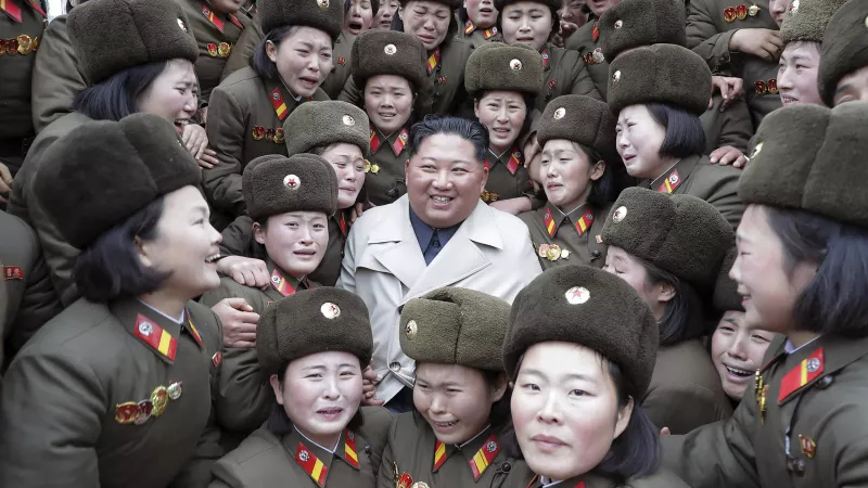 2019 - KCNA -  Kim Jong Un visite l’unité 5492