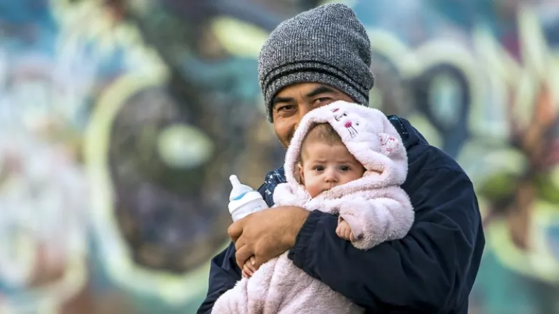 Un réfugié et son bébé. 